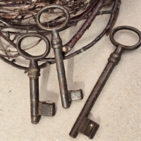 jernnoegler-gamle-skabs-noegler